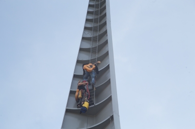 Wrocław Miastem Gitary. Zawiesili flagę na Iglicy - 1