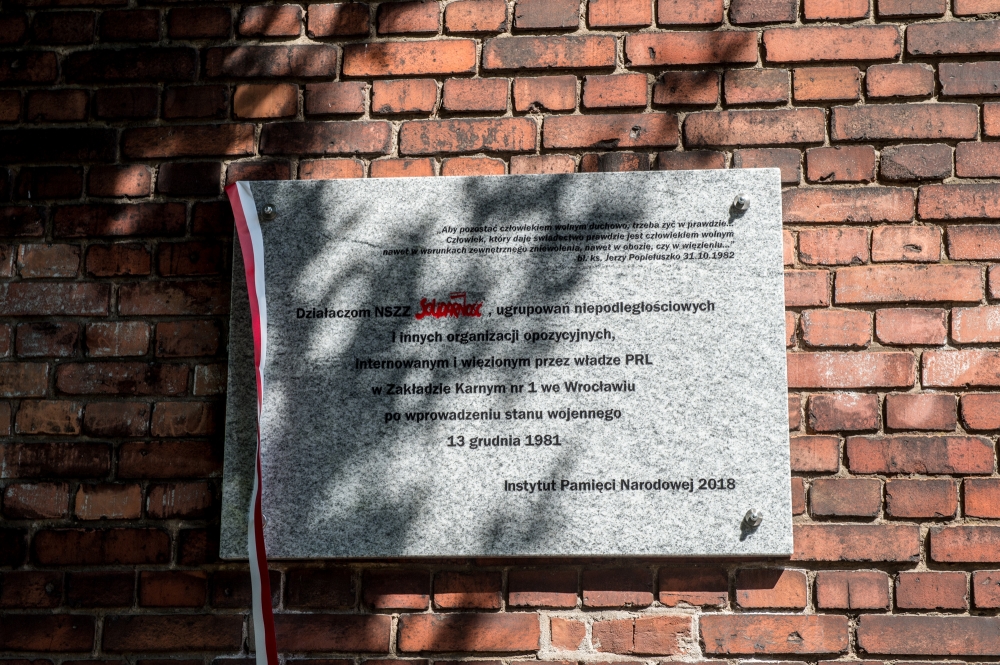 Wrocław: Upamiętnili osoby internowane i represjonowane w stanie wojennym - fot. Andrzej Owczarek