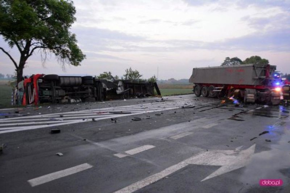 Ciężki poranek na drogach w całym regionie [ZOBACZ] - W Łagiewnikach nad ranem doszło do wypadku dwóch ciężarówek (fot. doba.pl)