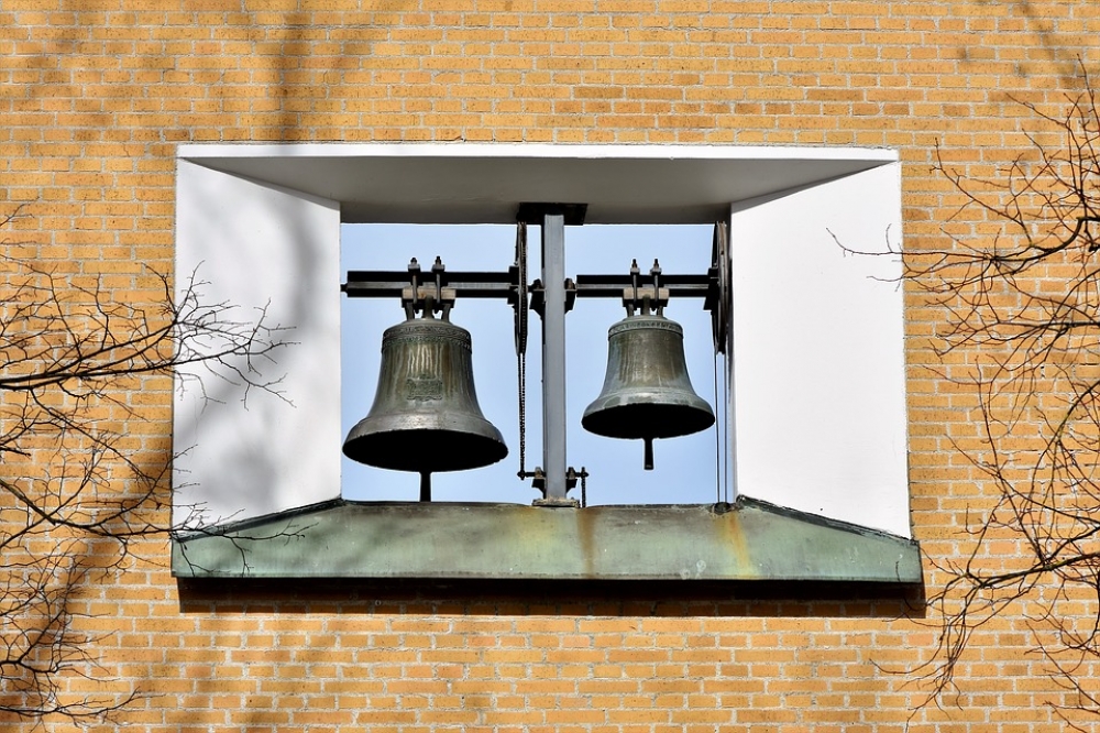 Przez 20 minut ogłaszają południe. Serią hejnałów, kurantów i dzwonów - Zdjęcie ilustracyjne (fot. Pixabay)
