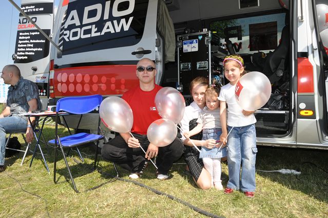 Jelcz Laskowice: majowe granie z kierownicą w herbie (Zobacz zdjęcia) – Nasz wysłannik Piotr Pietraszek z uczestnikami majówki (Fot. Radio Wrocław)