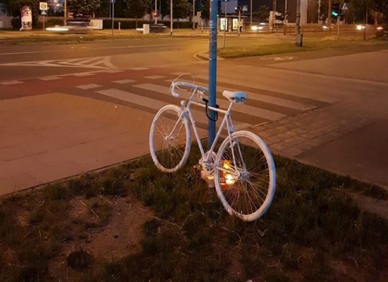 Wrocław: Biały rower w miejscu tragicznego wypadku - fot. Akcja Miasto