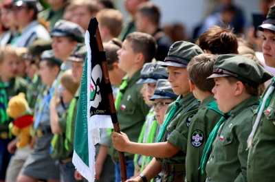 Harcerze z Hufca Karkonoskiego w Jeleniej Górze doczekali się nowego sztandaru - 0