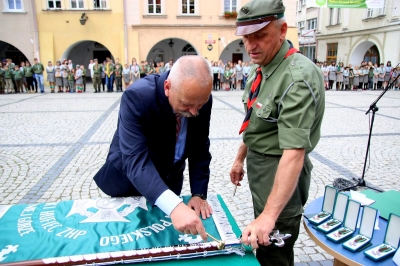 Harcerze z Hufca Karkonoskiego w Jeleniej Górze doczekali się nowego sztandaru - 1