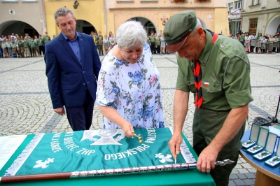 Harcerze z Hufca Karkonoskiego w Jeleniej Górze doczekali się nowego sztandaru - 2