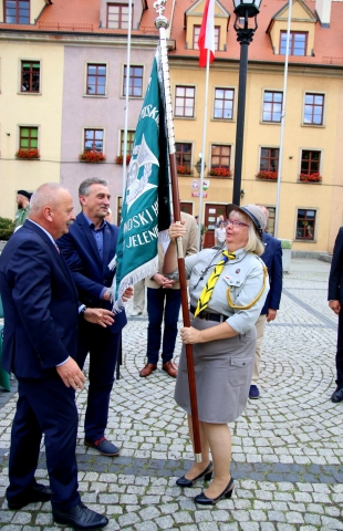 Harcerze z Hufca Karkonoskiego w Jeleniej Górze doczekali się nowego sztandaru - 3