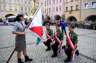 Harcerze z Hufca Karkonoskiego w Jeleniej Górze doczekali się nowego sztandaru - 5