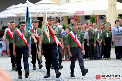 Harcerze z Hufca Karkonoskiego w Jeleniej G&oacute;rze doczekali się nowego sztandaru