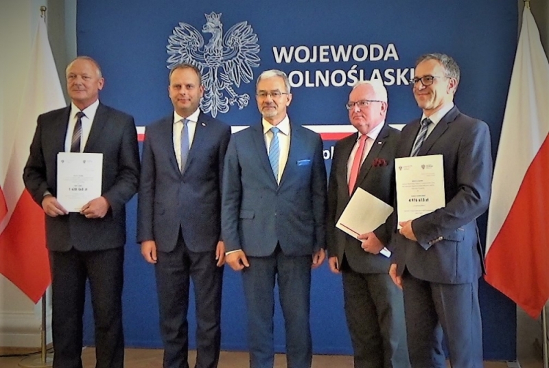 Minister inwestycji i rozwoju wręczył promesy na przebudowę dolnośląskich dróg - fot. Piotr Czyszkowski