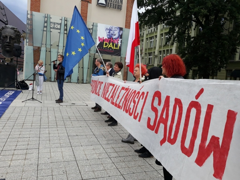 Około stu osób przyszło na wrocławską manifestację w obronie sądów - fot. Elżbieta Osowicz