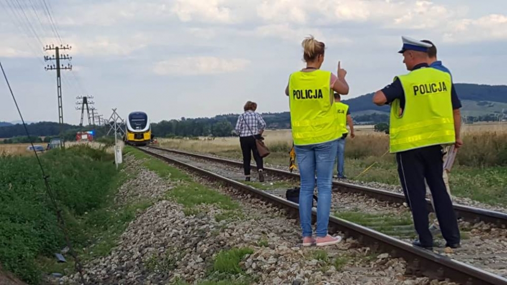 Tragedia na przejeździe kolejowym w okolicach Mściwojowa. Nie żyje jedna osoba - Fot. Andrzej Andrzejewski