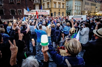 Sprzeciwiają się zmianom w Sądzie Najwyższym. Manifestacja na wrocławskim rynku [ZDJĘCIA] - 0