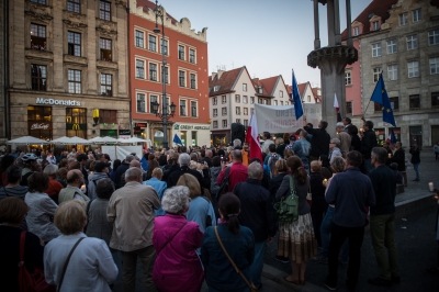 Sprzeciwiają się zmianom w Sądzie Najwyższym. Manifestacja na wrocławskim rynku [ZDJĘCIA] - 12