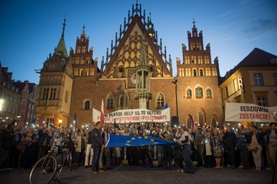 Sprzeciwiają się zmianom w Sądzie Najwyższym. Manifestacja na wrocławskim rynku [ZDJĘCIA] - 14