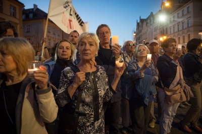 Sprzeciwiają się zmianom w Sądzie Najwyższym. Manifestacja na wrocławskim rynku [ZDJĘCIA] - 17