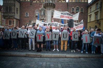 Sprzeciwiają się zmianom w Sądzie Najwyższym. Manifestacja na wrocławskim rynku [ZDJĘCIA] - 2