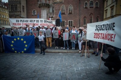 Sprzeciwiają się zmianom w Sądzie Najwyższym. Manifestacja na wrocławskim rynku [ZDJĘCIA] - 4