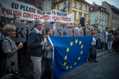 Sprzeciwiają się zmianom w Sądzie Najwyższym. Manifestacja na wrocławskim rynku [ZDJĘCIA] - 5