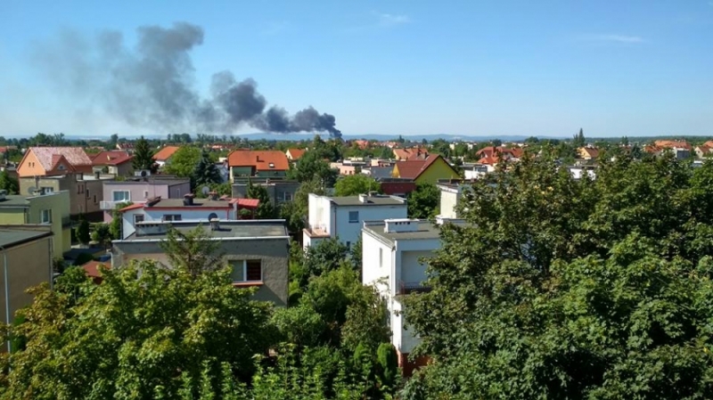 Legnica: Słup dymu nad miastem. Groźny pożar przy ul. Jaworzyńskiej - 