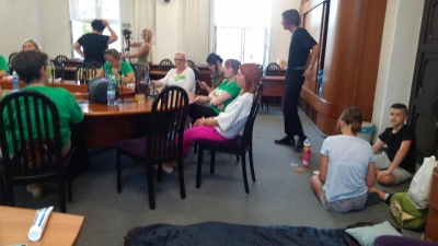 Nocny protest w ratuszu w Lubinie. Nie chcą likwidacji III LO [ZDJĘCIA] - 2