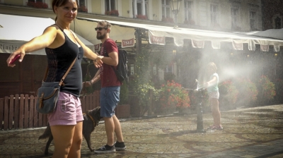 Jak przetrwać upały? Porady, kt&oacute;re pomogą nie przegrać z temperaturami [WIDEO]