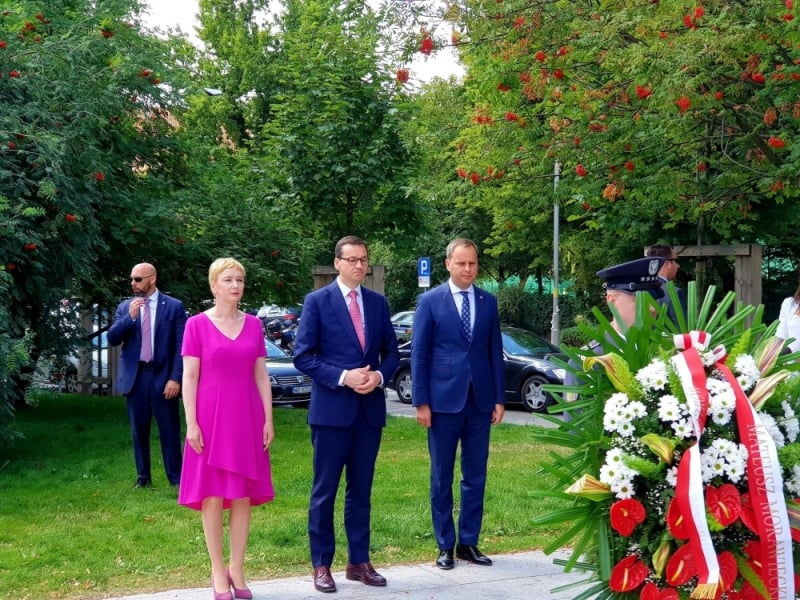 Wrocław: Premier złożył wieniec przed pomnikiem Pomordowanych na Kresach - fot. twitter.com/PawelHreniak