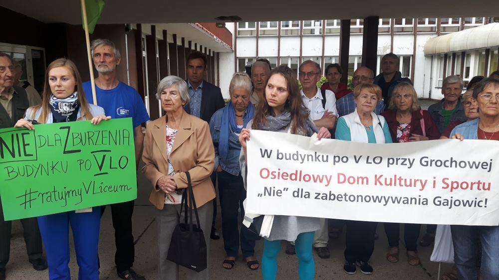 Wrocław: Protest mieszkańców. Nie zgadzają się, by teren po dawnym liceum trafił w ręce deweloperów - Fot: P.Gałecki