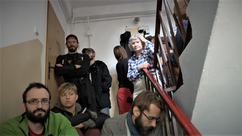 Kilkadziesiąt osób zablokowało eksmisję starszej kobiety we Wrocławiu - fot. Piotr Czyszkowski