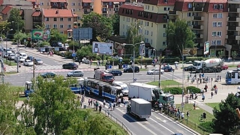 Wrocław: Poważny wypadek na skrzyżowaniu Broniewskiego i Żmigrodzkiej. Są ranni - fot. Tomasz Mikołajczyk