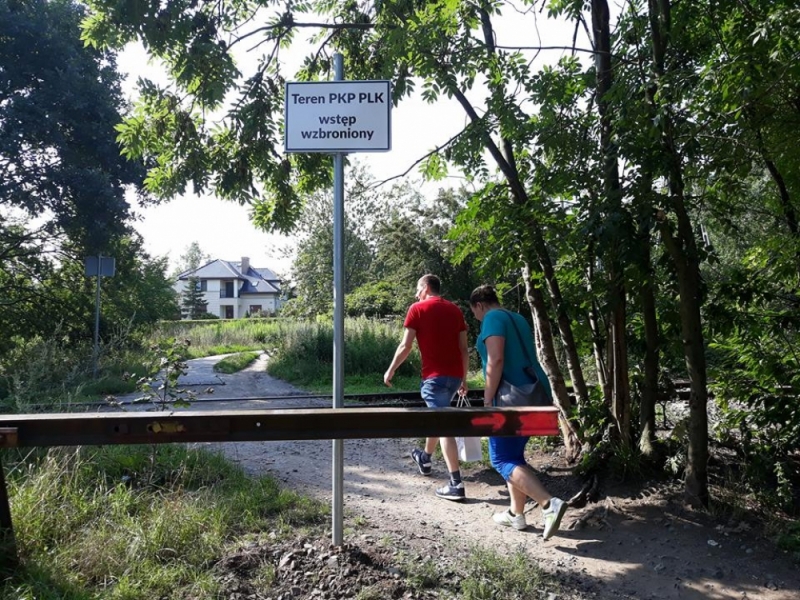 Wrocław: Od lat tamtędy chodzą, teraz pojawiła się tabliczka, że to nielegalne - fot. Elżbieta Osowicz