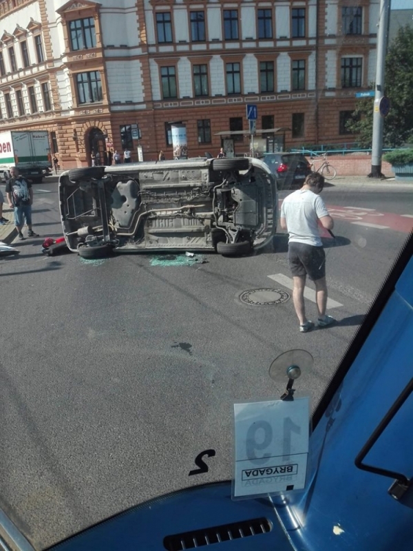 Poważny wypadek na placu Jana Pawła II [ZDJĘCIA] - (fot. Miejsca we Wrocławiu)