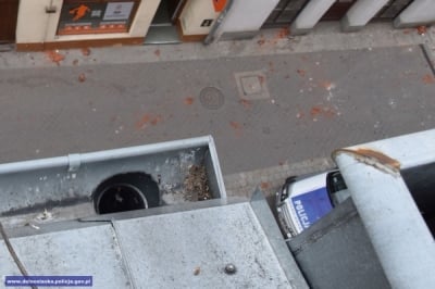 Rzucał dach&oacute;wkami w ludzi i samochody [WIDEO]