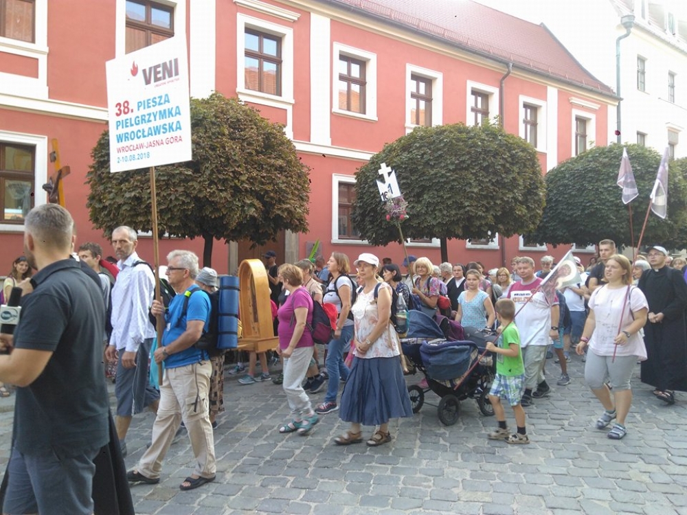 Ulicami Wrocławia przeszła piesza pielgrzymka [FOTO, WIDEO]