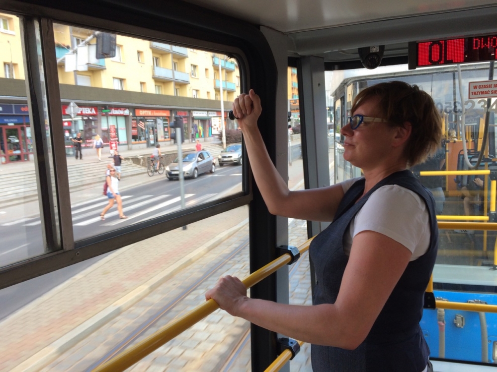 Horror we wrocławskich tramwajach. 40 stopni w środku, bez klimatyzacji [ZOBACZ] - Okna w wielu tramwajach są zablokowane