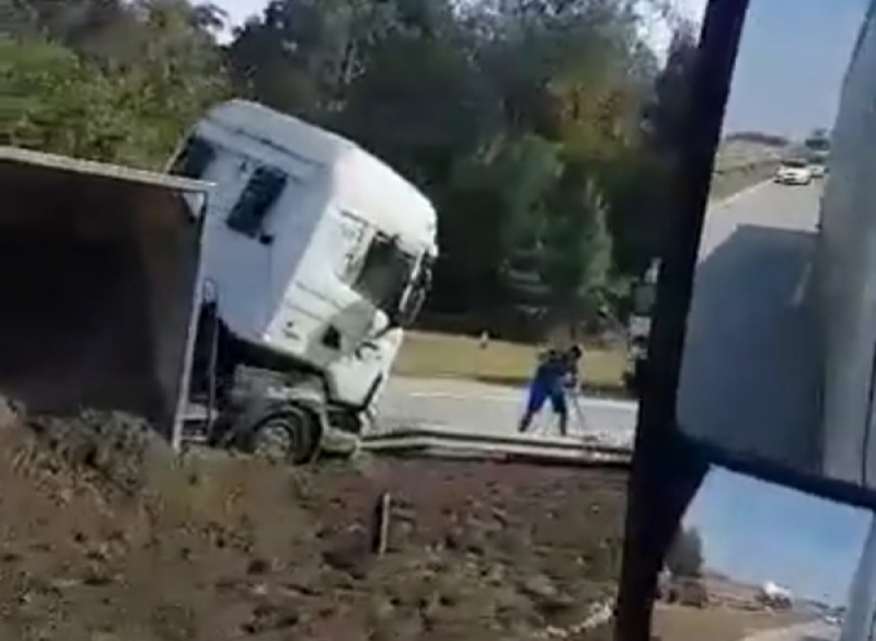 Wypadek na A4. Autostrada zasypana piachem, ciężarówka "na boku" - (fot. facebook / Roland Gazeta Środa Śląska)