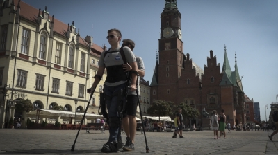 "Michał idzie przez Polskę". Niepełnosprawny przespacerował się po Rynku w egzoszkielecie [WIDEO]