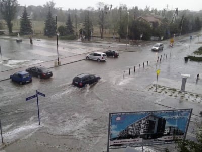 Kilkadziesiąt interwencji strażak&oacute;w po burzach w regionie [WASZE ZDJĘCIA]