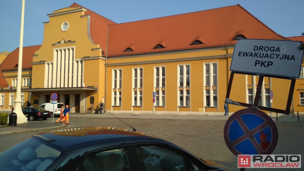 Legnica: Brak miejsc parkingowych przy dworcu i hektary wolnego placu obok - fot. Andrzej Andrzejewski