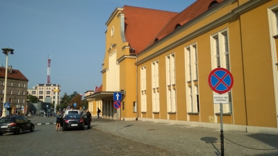 Legnica: Brak miejsc parkingowych przy dworcu i hektary wolnego placu obok - 2