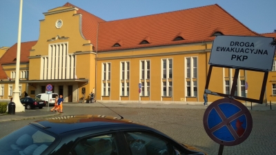 Legnica: Brak miejsc parkingowych przy dworcu i hektary wolnego placu obok - 3