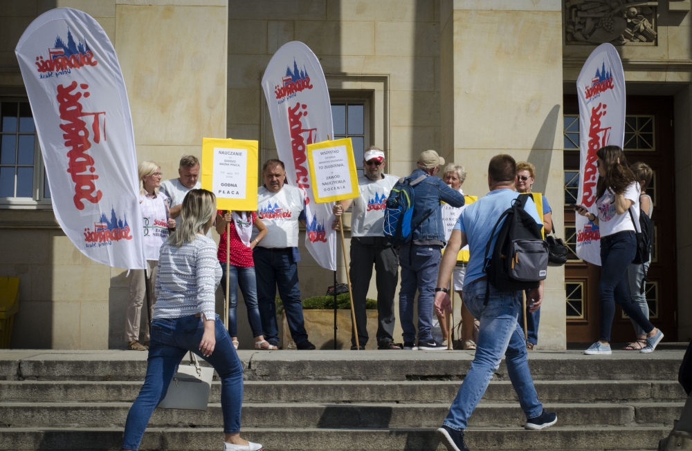 Nauczyciele pikietowali przed Dolnośląskim Urzędem Wojewódzkim - fot. Radek Bugajski