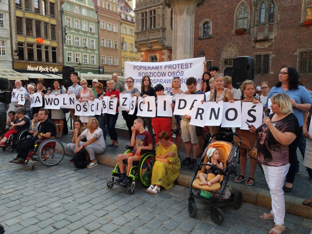 Strajk Kobiet i Marta Lempart solidaryzuje się z protestującymi rodzicami niepełnosprawnych dzieci - fot. Piotr Kaszuwara