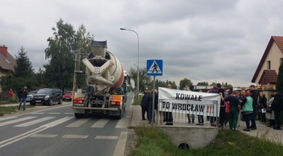 Mieszkańcy osiedla Kowale protestowali przeciwko ruchowi ciężarówek