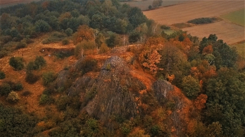 Czartowska Skała. Wulkaniczny komin na Dolnym Śląsku [WIDEO] - (fot. Radio Wrocław)