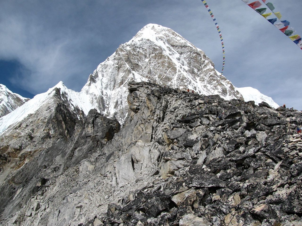 Legnicka flaga zawisła na szczycie Kala Pattar w Himalajach - fot. Wikipedia/LyndyB