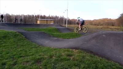 W Jeleniej G&oacute;rze otwarto pumptrack, czyli coś dla miłośnik&oacute;w dw&oacute;ch k&oacute;łek