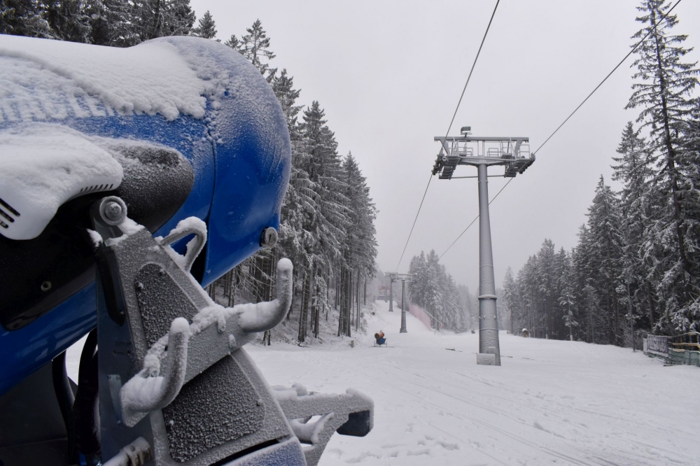 W dolnośląskich ośrodkach narciarskich zaczęli śnieżyć [ZOBACZ] - fot. Piotr Słowiński