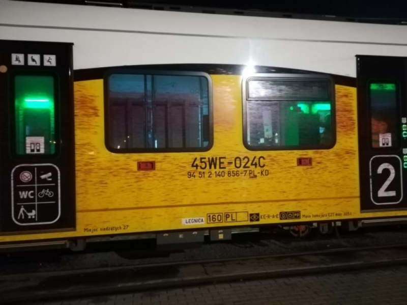 Wandal pomalował jadący pociąg. 5 tysięcy złotych nagrody za wskazanie sprawcy - Fot. Koleje dolnośląskie