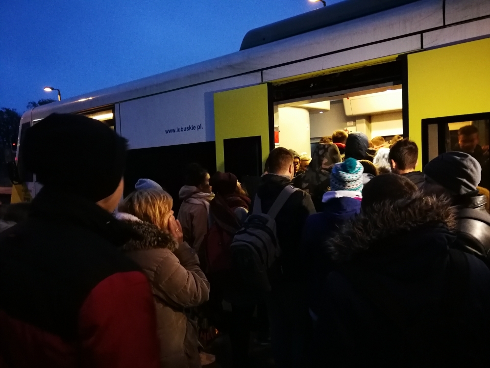 "Jeździmy jak frytki". Ogromny tłok w pociągach relacji Pieńsk-Zgorzelec  - fot. Piotr Słowiński