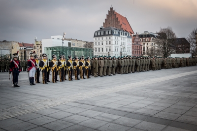 Uroczystość wręczenia nowego sztandaru Akademii Wojsk Lądowych [ZDJĘCIA] - 13